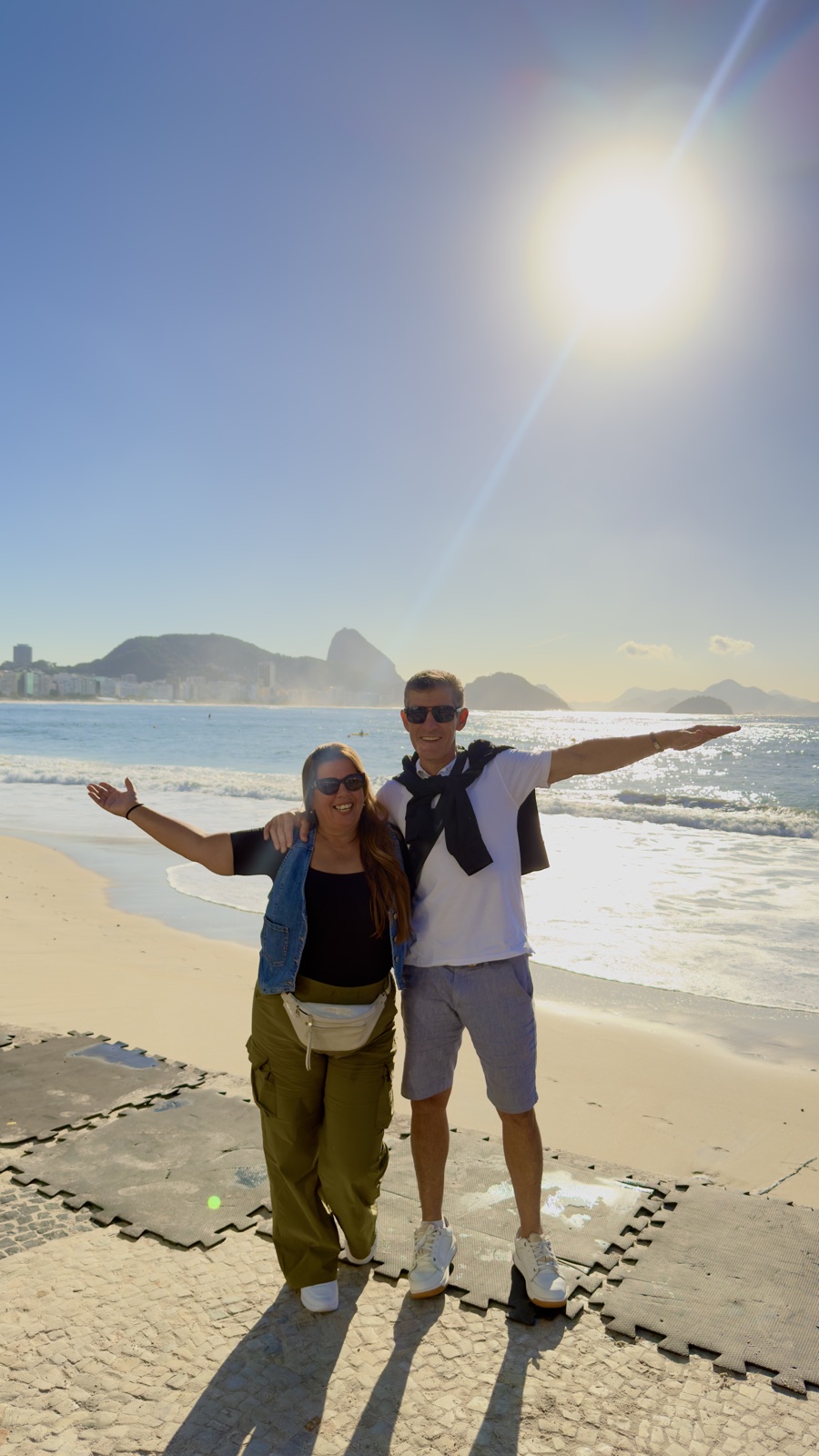 Pareja junto al mar en Río de Janeiro