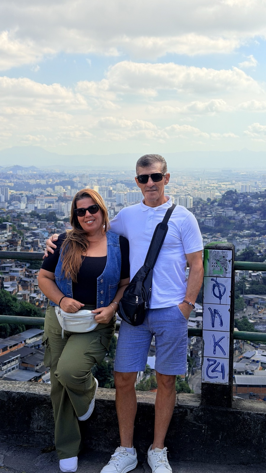 Pareja en un mirador con vistas de la ciudad