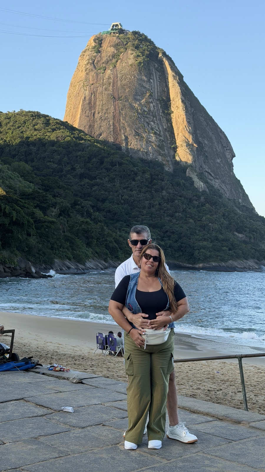 Pareja con el Pan de Azúcar al fondo
